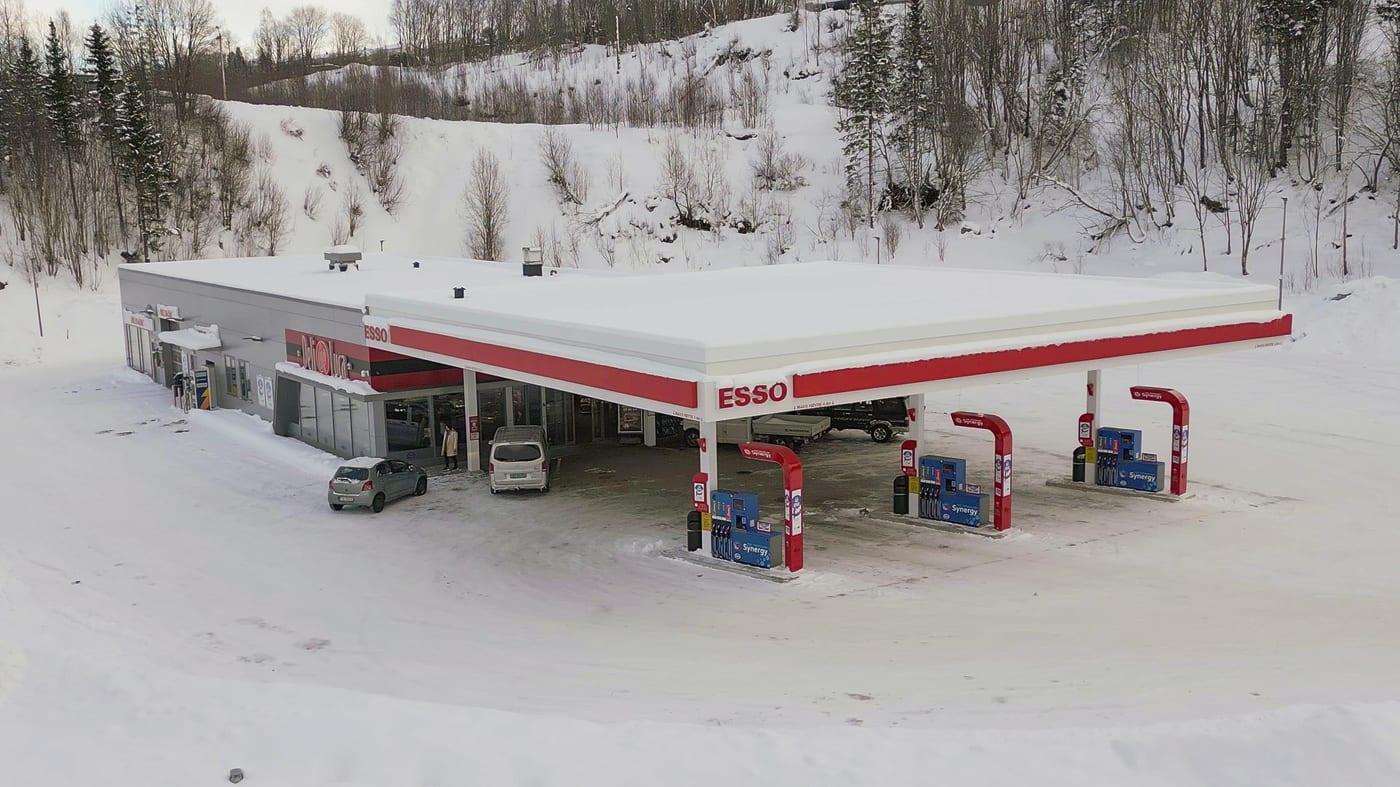 Grubhei Autosenter, a petrol station with a long canopy, in snow